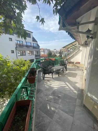 Central Studio with Lovely Terrace & Free street Parking