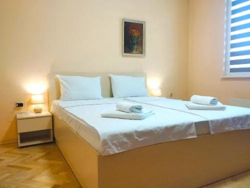 Central Vintage Apartment for 4 Guests & Private Parking