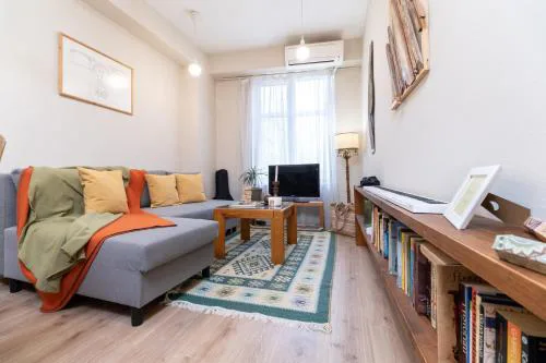 Chic Urban Getaway in City Center by Flat Mаnager