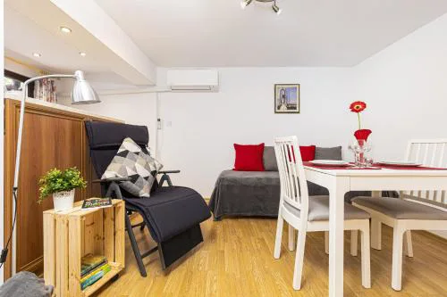 Peaceful Riverside Studio with private Garden Center Parking