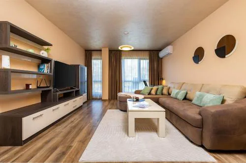 Warm and Spacious 1BR Apt - Brownie