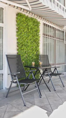 Cozy studio near the park with huge verandah Free parking