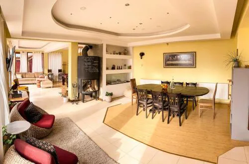 Villa Madera - Spacious House with Swimming Pool, Sauna and Pool Table