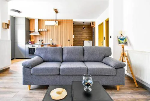 2 Apartments, 2 Parking - Sleeps 8 - Quiet Central