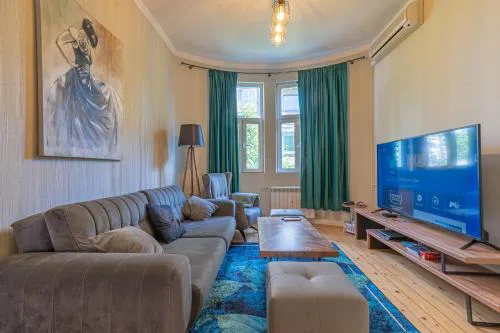 2 Designer Apartments Seconds Away From Тhe Main Street, FREE Parking