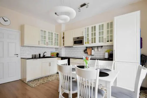 2BR Apt - Parking - Central - 1st floor - ACs