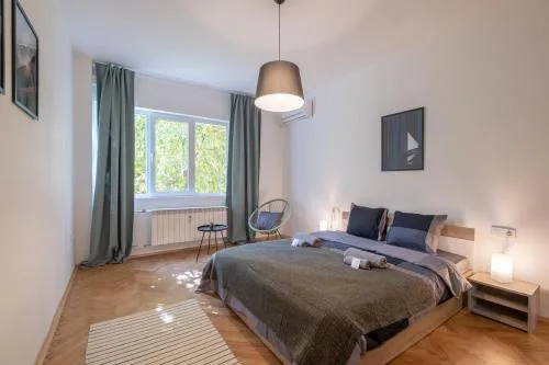 Beautiful Bright and Spacious Central Apt