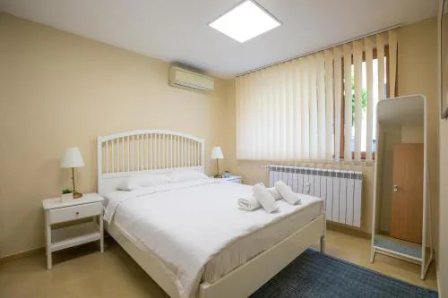 Bright 1BDR Apartment in Top Center