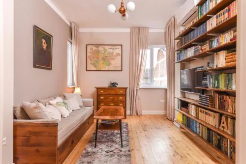 Chez Marie - Cozy One-Bedroom with Balcony by Flat Mаnager