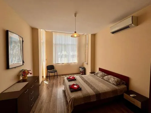 Comfy Apt next to Palace of Justice