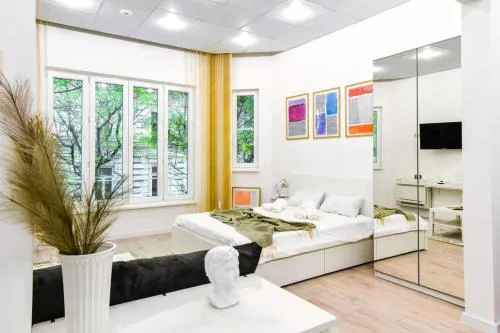 Duplex Condo Prime Location 2BTH 2 Studios