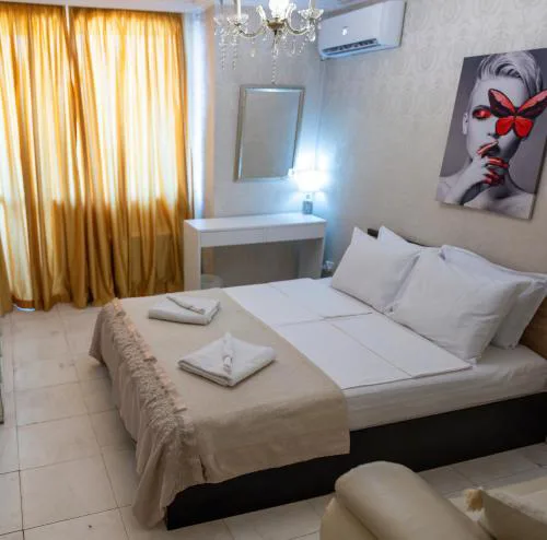 Megy's 3rd Top Central Room