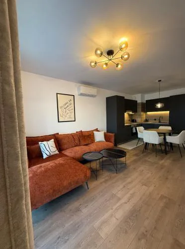 Modern 2 Bedroom - 2 Baths - Private Garage Free in Center