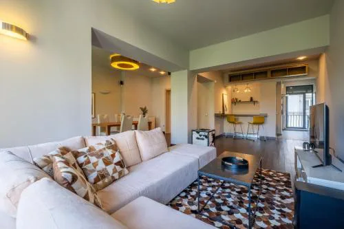 Modern yet Rustic Style City Centre Apt 2BR/2BTH