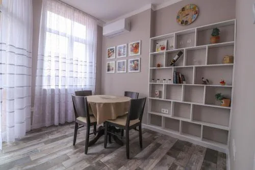 New 1930s quiet central apartment w/AC - 2 bedroom