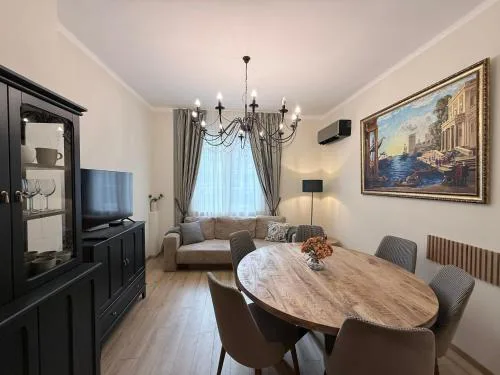 New top center cozy 3 bedroom apartment