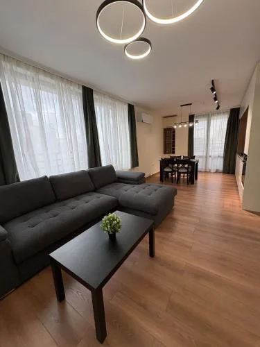 New Urban Stay Airport city center metro access