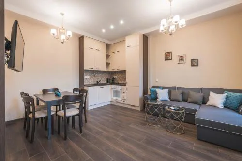 Semiramis` Suite 2-bedroom Lux Apartment