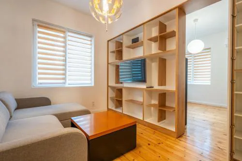 Simple & Spacious 2 BDR in Prime Location
