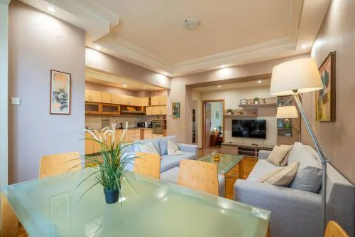 Spacious and Central Retreat