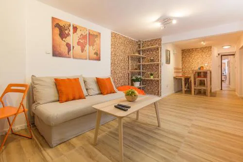Stylish apartment, Top center!