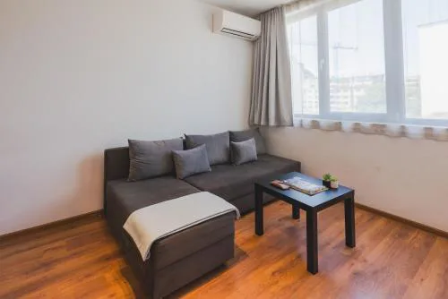 Sunny 1BDR Apartment near Center