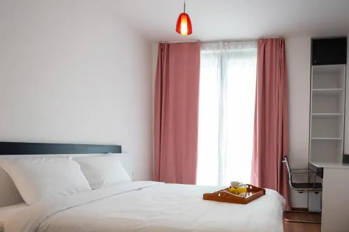 Sunny 1BDR Apartment near Center