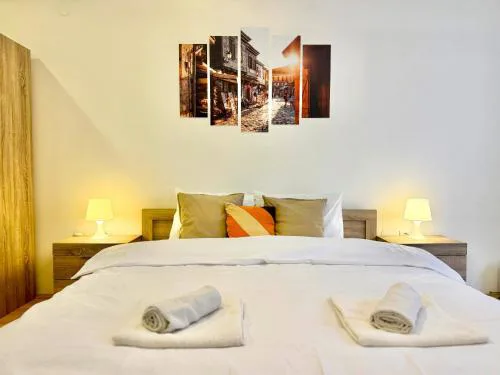 Top Centre 2BDR Apartment for 4 Guests next to Theater Tear and Laughter