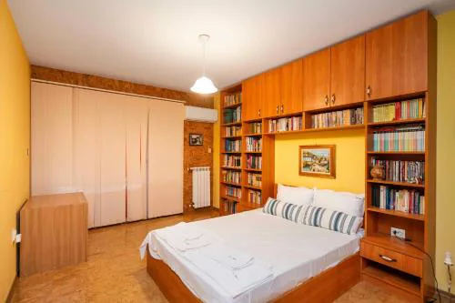 Vintage and Cozy 2BD Apartment in Prime Location by Flat Mаnager