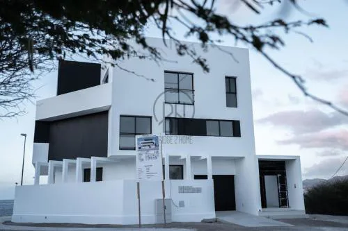 Luxury Penthouse with Private Pool, Ocean, City & Mountain view 6 Pers 2 BR