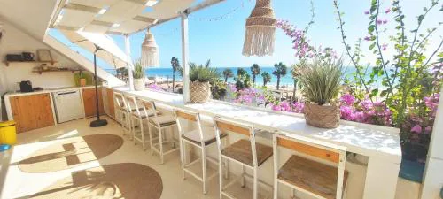 Beach penthouse 12p, Starlink WiFi, 2 rooftopbars, 2 outdoor kitchens, outdoor shower, spectacular 180 degrees ocean view!