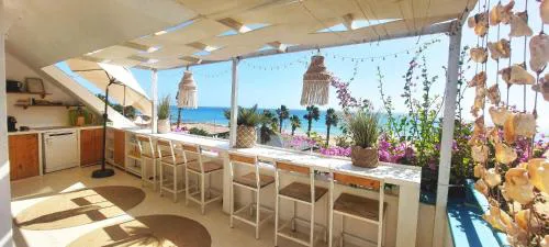 Beach penthouse with rooftopbar and Starlink WiFi, spectacular 180 degrees ocean view