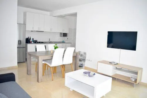Lovely - Luxury 2 Bedrooms 500m from the Beach