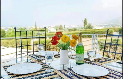 Amazing Sea View -3 Bed Ground Floor Garden Apartment