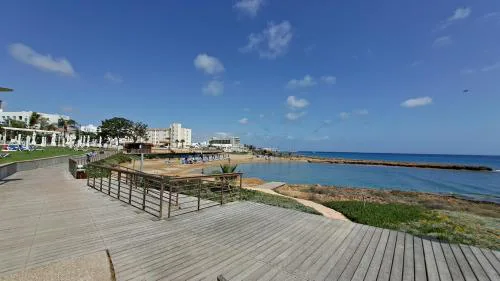 Dream Beach House Steps from the Sea & Free Parking