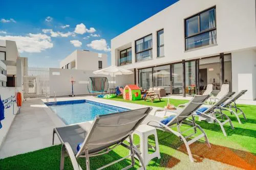 SunnyVillas 4BR New Villa Private Pool in Pernera