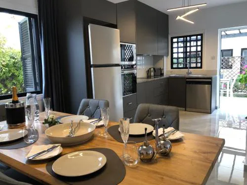 Luxurious 3-Bed Villa, Modern Decor, Communal Pool