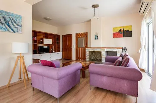Central, renovated, fully equipped, spacious 3BD