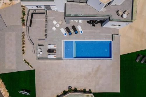 Exclusive 7-Bdr Villa with Panoramic Views & Saltwater swimming pool!