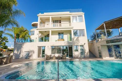 Royal Nissi Mansion 3 bed lower part of villa