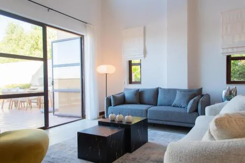Luxury Pool View Flat L12