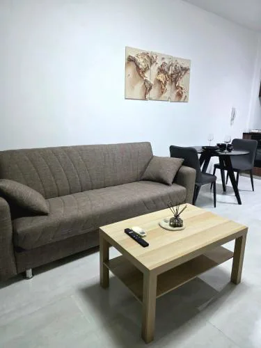 5mins from the beach,10mins from LC airport Aurelia Suite
