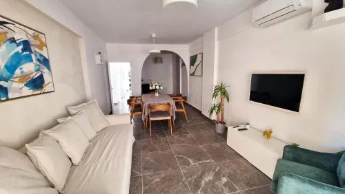 Center 2Br Apt w/ parking and 250m walk from beach