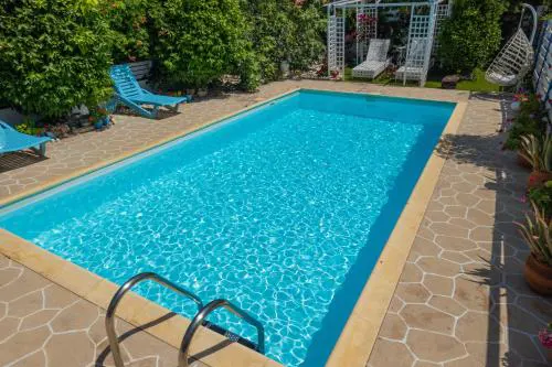 Greek Island Style 2 bedroom Villa with Pool next to the Sea