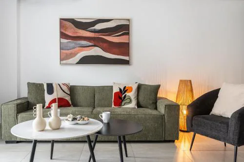Kraken 2-BR Apartment by Makenzy Beach