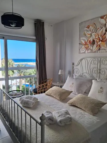 Lazuli Sea View & Pool Studio 303