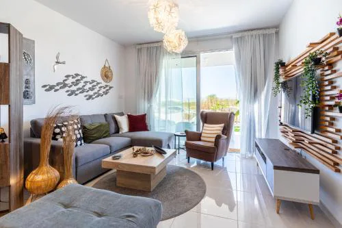 Lemon Tree 1-BR Apt with Terrace & Pool in Livadia
