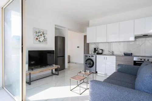 Marble - Cozy Studio W Balcony in Larnaca