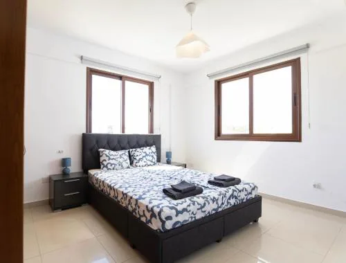 Spacious & Bright Apartment with Balcony