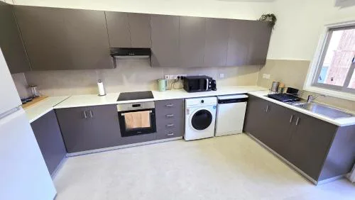 Steps to Beach - Modern Central Apt with 1GB Wi-Fi